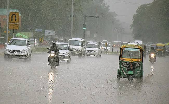 उत्तर प्रदेश में आगामी 48 घंटे के लिए भारी बारिश का अलर्ट जारी, जानिए किन किन जिलों में हो सकती है वर्षा