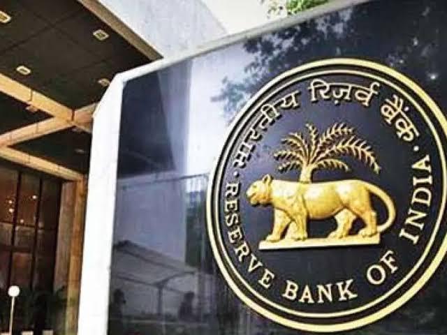 RBI ने इन 5 बैंकों पर लगाई रोक, जमा पैसा नहीं निकाल पाएंगे